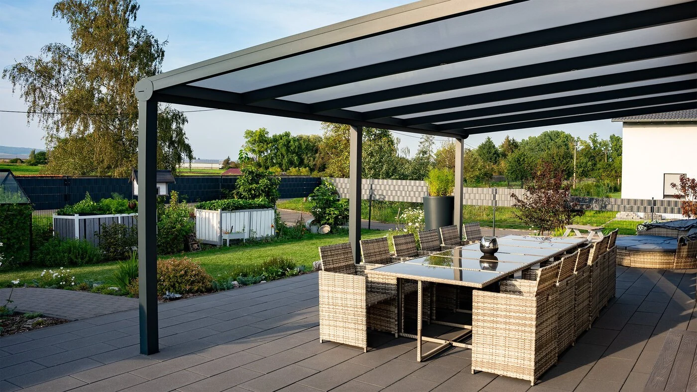 Aluxe TrendLine terrasoverkapping in RAL 7016 antracietgrijs aan een woning