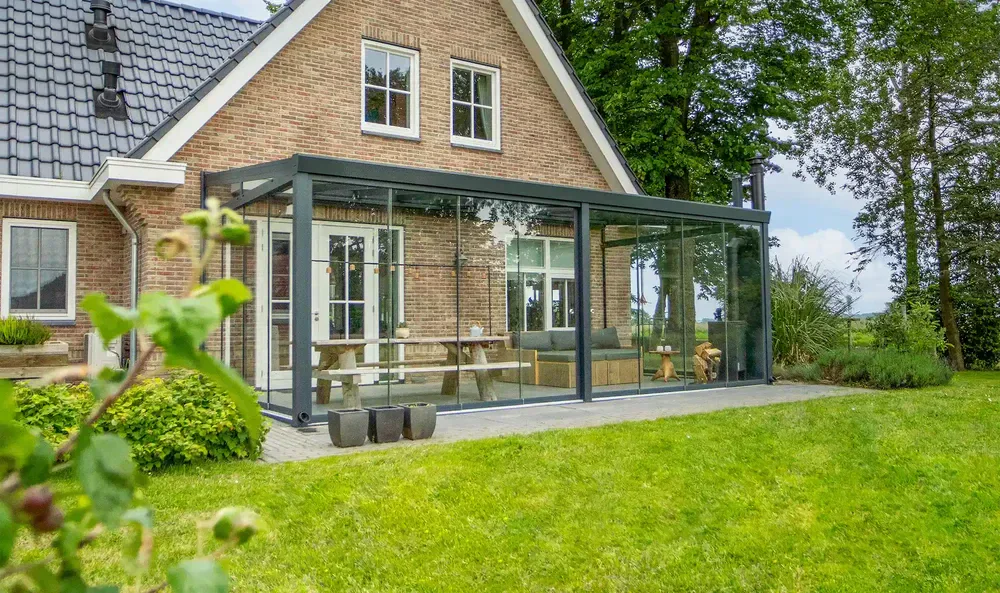 Aluxe TrendLine terrasoverkapping in antracietgrijs met dichte zijwand en schuifwanden