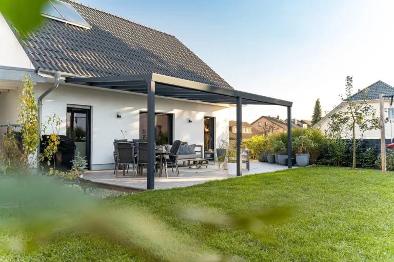 Aluxe TrendLine terrasoverkapping met glazen dak in RAL 9016 wit