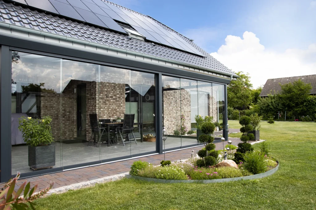 Aluxe TrendLine met glasdak en panoramaschuifwanden in RAL 9016 wit
