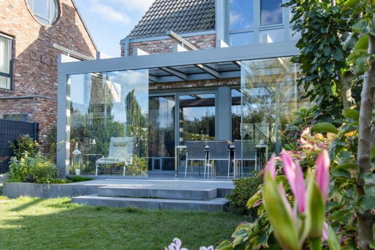 Aluxe UltraLine Compact met panoramaschuifwanden en bovendaks zonwering