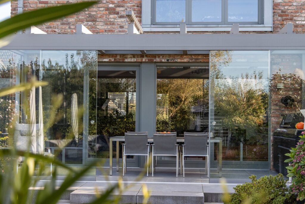 Aluxe UltraLine Compact met bovendaks zonwering boven het terras
