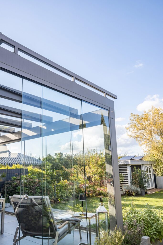 Aluxe UltraLine Compact in grijs aluminium met bovendaks zonwering