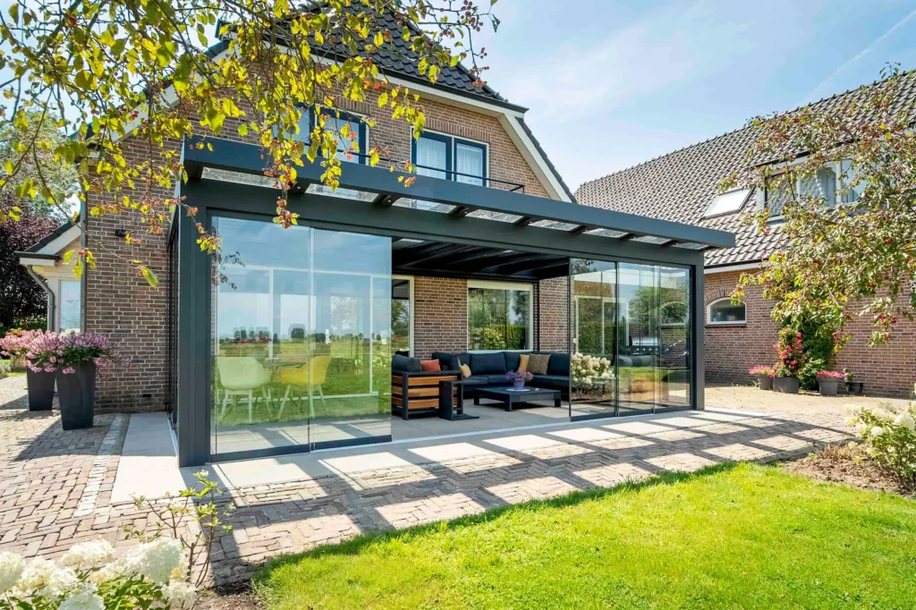 Aluxe UltraLine Classic met panoramaschuifwanden en onderdaks zonwering