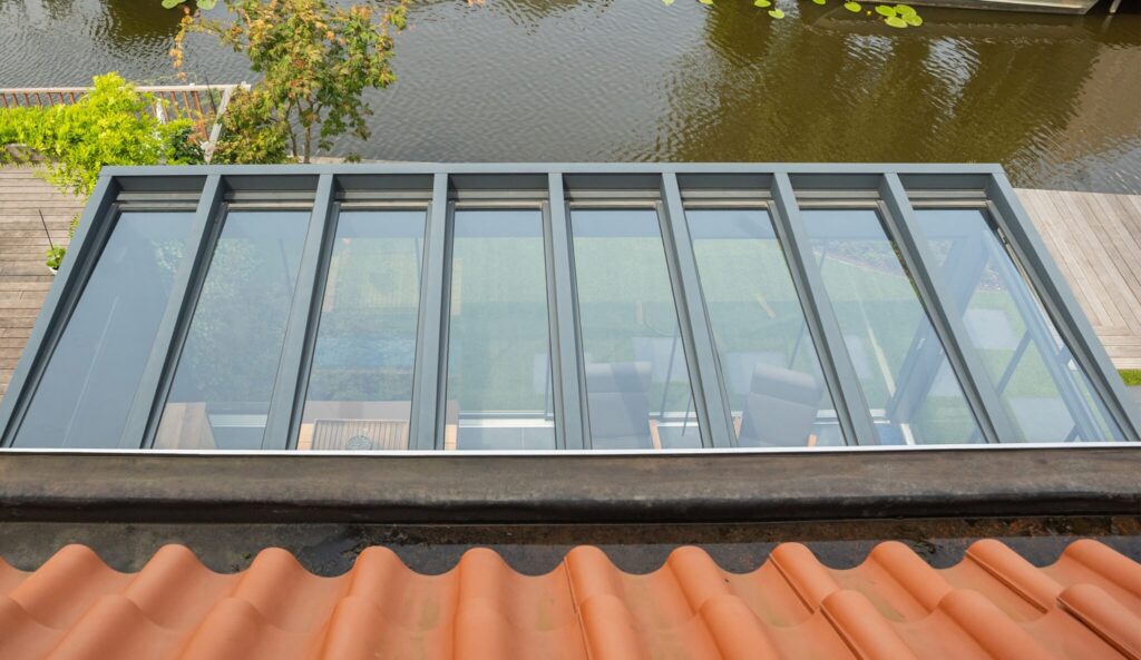 Aluxe UltraLine Style tuinkamer in RAL 9005 gitzwart
