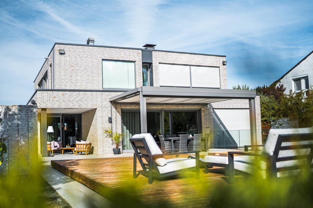 Aluxe UltraLine Style in donkergrijs metallic met uitgeschoven screens