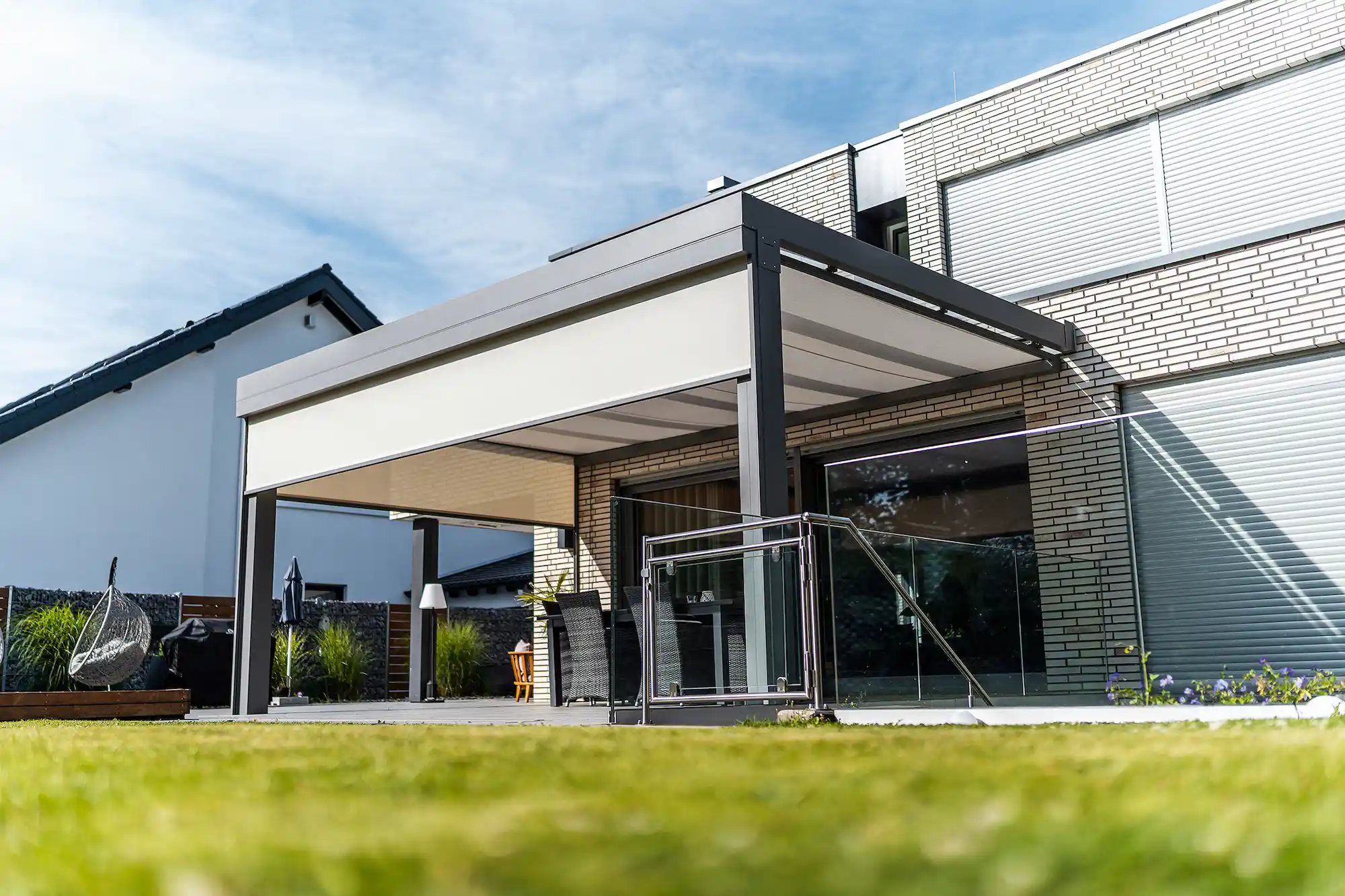 Aluxe UltraLine Style in donkergrijs metallic met zonwering, avondsfeer