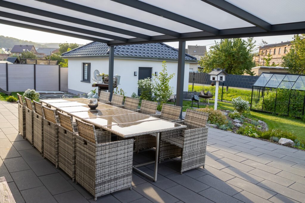 Aluxe TrendLine terrasoverkapping in antracietgrijs met ronde polycarbonaat dakplaten