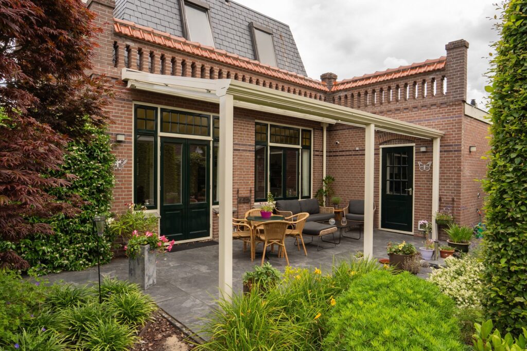 Aluxe TrendLine in een speciale lakkleur met onderdaks zonwering en vlakke dakgoot